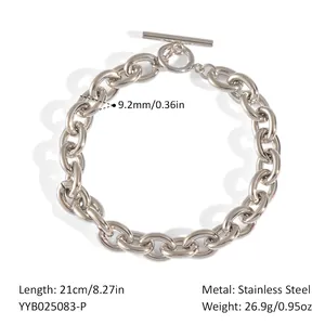 Gros plan du bracelet chaîne ovale en acier inoxydable de 9,2mm avec fermoir à bascule