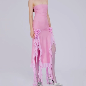 Détail de la robe bustier rose avec fleurs 3D et fente haute sur la jambe pour femme