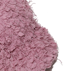 Gros plan sur la fourrure synthétique rose montrant la texture douce de la casquette