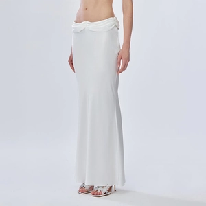 Jupe longue en satin blanc élégante avec taille basse froncée et coupe sirène ajustée