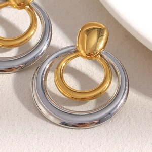 Gros plan de boucles d'oreilles doubles cercles bicolores en or et argent pur
