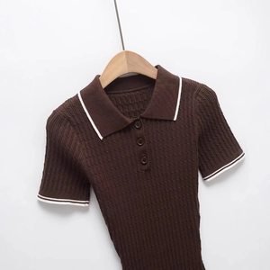 Schmal geschnittenes, dunkelbraunes Strick-Polo-Kleid mit weißen Jacquard-Details am Saum