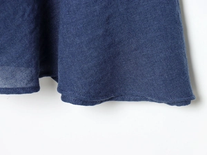 Dettaglio della trama del tessuto blu navy con finitura dell'orlo a doppia cucitura