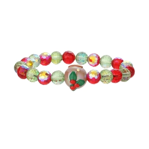 Détail d'un bracelet de Noël avec perles facettées rouges, vertes, dorées et motif houx