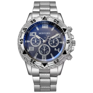 Détail macro de la montre homme MONYORN avec cadran bleu et bracelet en acier argenté