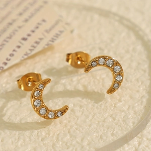 Boucles d'oreilles lune plaquées or 18k avec zircones étincelantes sur plateau en pierre