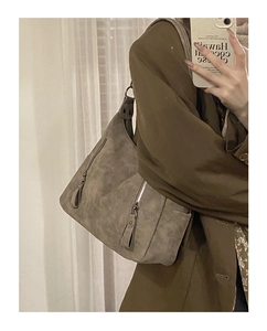 Hobo bag detail in khaki suede finish with zipper and side pocket for a vintage style