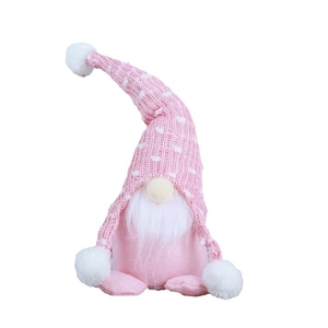 Gnome de Noël rose en peluche avec bonnet à pois blancs et longue barbe sur fond blanc