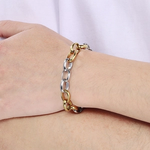 Dettaglio ravvicinato del bracciale a catena bicolore oro e argento in acciaio inossidabile