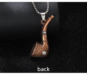 Vue rapprochée du dos du pendentif pipe en bronze avec chaîne argentée sur fond noir