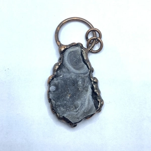 Detailopname van vintage natuurlijke agaat druzy hanger met bronzen metalen rand