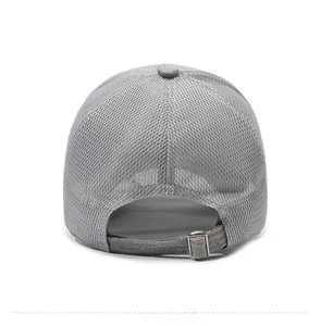 Rückansicht der hellgrauen atmungsaktiven Mesh-Baseballkappe mit Metallschnalle hinten