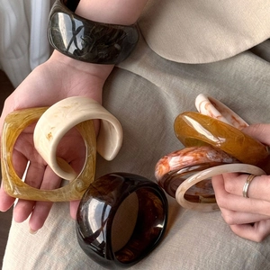 Minimalist wide resin bangles in amber and marble patterns for elegant women's jewelry
