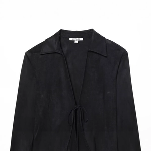 Chemisier femme noir effet daim à lacets et manches longues sur fond blanc épuré