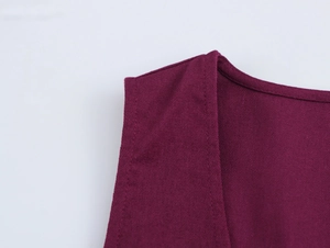 Gros plan détaillé des coutures d'épaule doubles sur une robe sans manches bordeaux