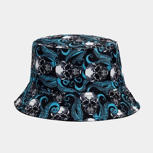 Dettaglio cappello alla pescatora stile street con tentacoli blu e motivi di teschi