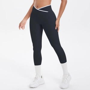 Détail du legging de yoga taille haute avec taille croisée en V et liseré blanc contrasté