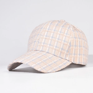 Dettaglio del cappello da baseball a scacchi rosa e blu in tessuto tweed strutturato