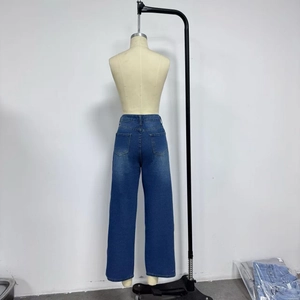 Vue détaillée du jean taille haute à jambe large en bleu foncé avec poches arrière et coupe