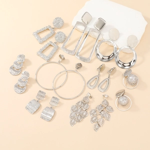 Lot de 8 paires de boucles d'oreilles clips géométriques en alliage argenté sur fond beige
