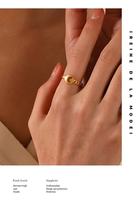 Dettaglio anello geometrico con luna placcato oro 18K e fascia a catena regolabile