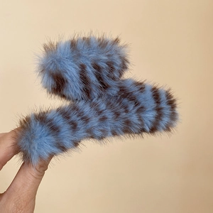 Vue macro d'une pince à cheveux à rayures en fausse fourrure marron et bleu