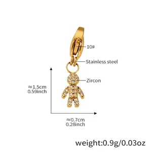 Detailansicht eines goldfarbenen Edelstahl-Anhängers mit Zirkonia-Inlay und Karabinerverschluss