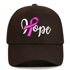 Détail de la broderie Hope avec ruban rose sur la casquette de baseball noire