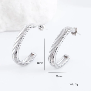 Pendientes vintage en forma de C de acero inoxidable plateado con diseño de espiral