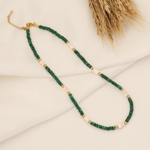 Dettaglio collana boho con perline di malachite verde e pietre di conchiglia