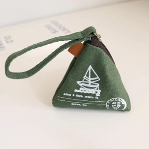 Vue détaillée du porte-monnaie triangle en toile vert armée avec motif nautique et cuir