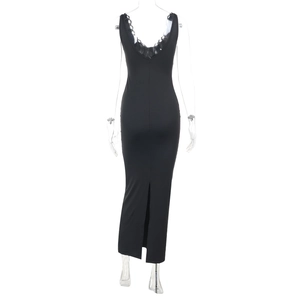 Vue détaillée du dos d'une robe noire ajustée avec dentelle délicate et fente à l'arrière