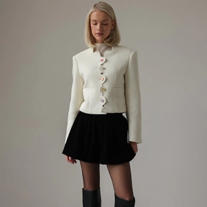Elegante giacca in tweed bianco da donna con bottoni a cuore colorati e bordo in pizzo