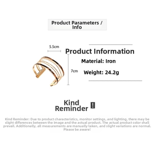 Dettaglio di bracciale rigido dorato a strati con altezza 7cm e diametro interno 5,5cm