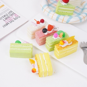 Jouets de gâteaux mousse réalistes avec garnitures de fraises et de mangues