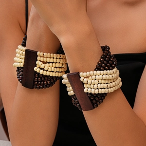 Détail d'un bracelet multicouche en perles de bois bohème avec contraste noir et blanc