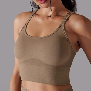 Détail du soutien-gorge de sport côtelé marron café avec de fines doubles bretelles