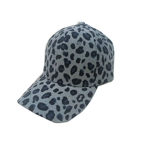 Dettaglio del berretto da baseball con stampa leopardata blu-grigio e trama in tela