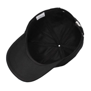 Casquette de baseball en coton noir avec boucle réglable et vue de la structure interne