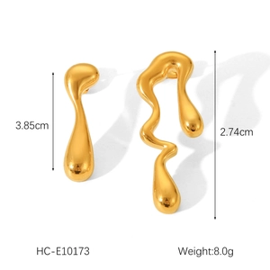 Detailed dimensions of asymmetrical 18K gold fluid metal earrings on white background