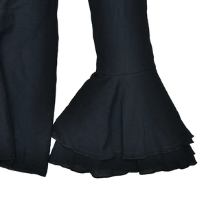 Détail de l'ourlet à double volant sur la robe noire élégante à épaules dénudées