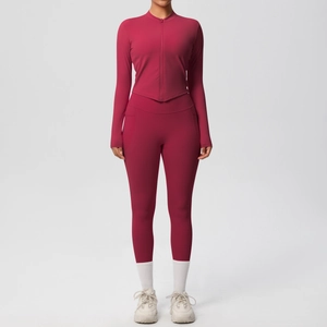 Détail de l'ensemble de yoga avec veste zippée et legging doté de poches latérales