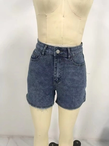 Detail von High-Waist-Denim-Shorts im Distressed-Look mit offenem Saum und Five-Pocket-Stil