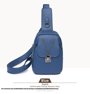 Détail du sac de poitrine en cuir bleu avec motif à rivets en V et fermoir en métal