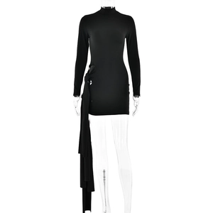 Robe courte noire ajustée à manches longues avec découpes latérales et rubans drapés