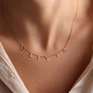 Nahaufnahme der personalisierten 14k Goldkette mit Olivia-Namensanhänger am Hals