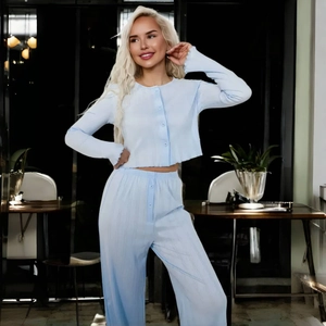 Set pigiama celeste da donna a costine con maglia a maniche lunghe e pantaloni coordinati