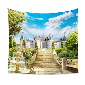 Detail eines Landschafts-Wandteppichs mit französischem Garten und Schloss an einer weißen Wand