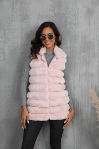 Gilet en fausse fourrure rose pour femme avec pull en tricot gris pour un look d'hiver