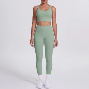 Vue de face d'un ensemble de yoga sans couture avec legging taille haute et brassière